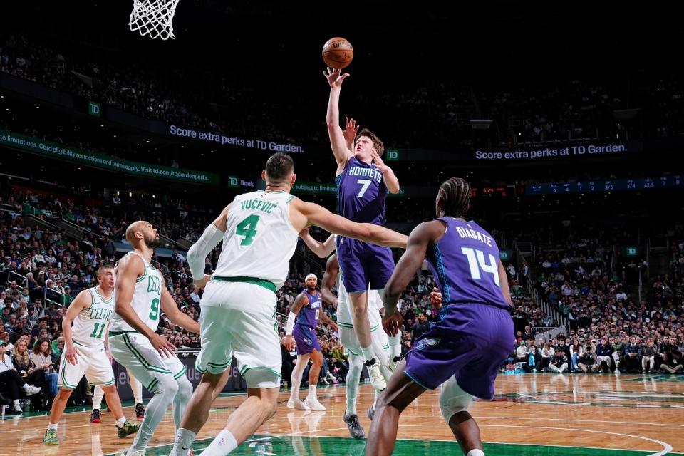 世界杯直播软件官网-克努佩尔神迹追平乔丹新秀历史第一 黄蜂6连胜灭绿军近19战16胜